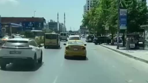 Dönüşü kaçıran sürücü trafikte metrelerce geri gitti