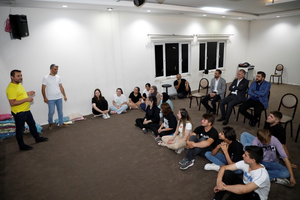 İnegöl Şehir Tiyatrosu doğaçlama spor eğitiminden geçti 1 inegol sehir tiyatrosuna dogaclama egitimi 7349035