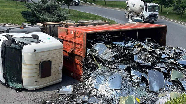 Avcılar’da faciadan dönüldü! Hurda metal yüklü kamyon devrildi