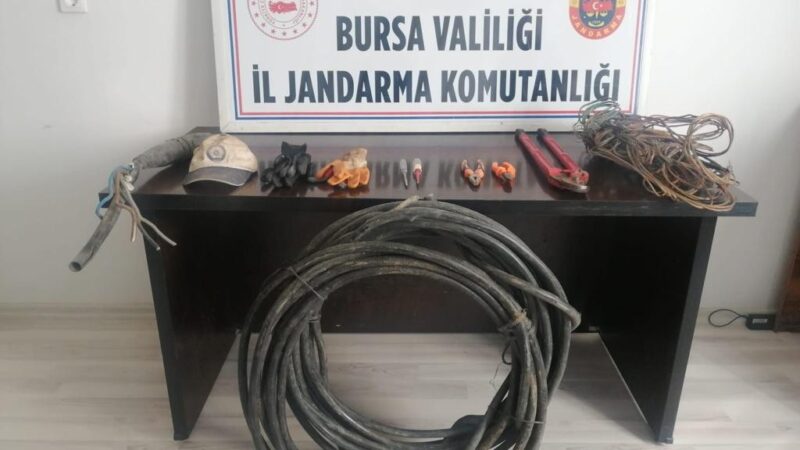 Bursa’da hırsızlara suç üstü… Bursa’da bir tesise ait bakır kabloları kesmeye çalışan 2 kişi,