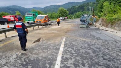 TIR’dan düşen trafo trafiği durdurdu