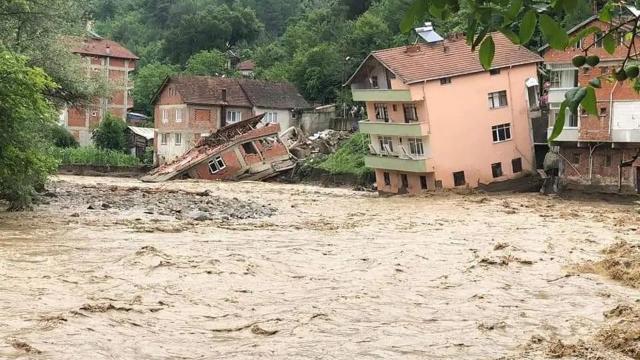 Karabük’te selde bir ev yıkıldı, dört katlı bina ise yan yattı