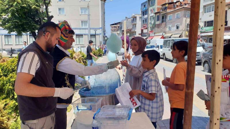 Bursa’nın o ilçesinde başkandan öğrencilere karne hediyesi 2021-2022 öğretim yılının tamamlanmasıyla Orhaneli Belediyesi’nin işletmekte olduğu Beyce Meydan
