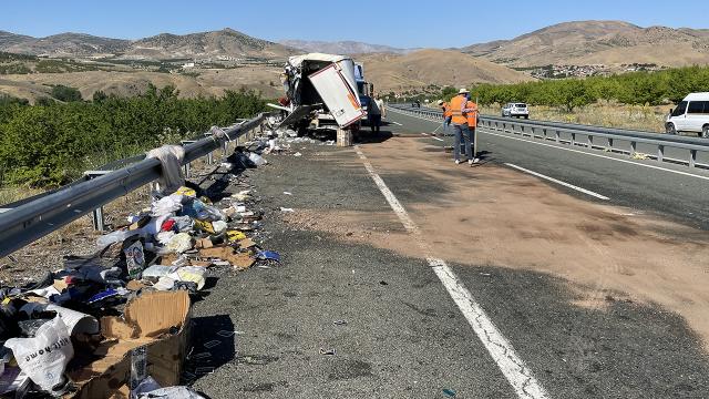 Yolcu otobüsü ile kargo aracı çarpıştı: 17 yaralı Yolcu otobüsü ile kargo aracı çarpıştı: 17 yaralı