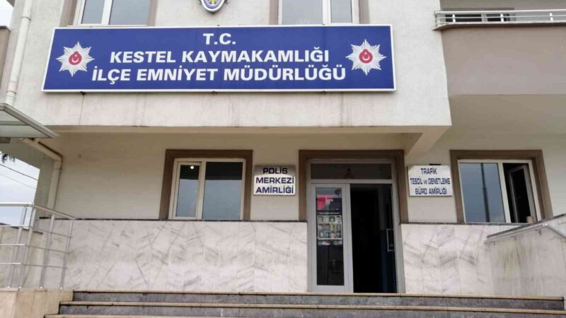 Bursa’da uyuşturucuya geçit yok Bursa’da dur ihtarına uymayan araç ile polis arasında kovalamaca yaşandı.