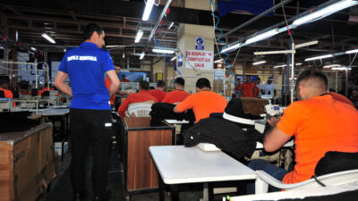 Bursa’da mahkumlar, infaz ve koruma memurlarının üniformalarını dikiyor