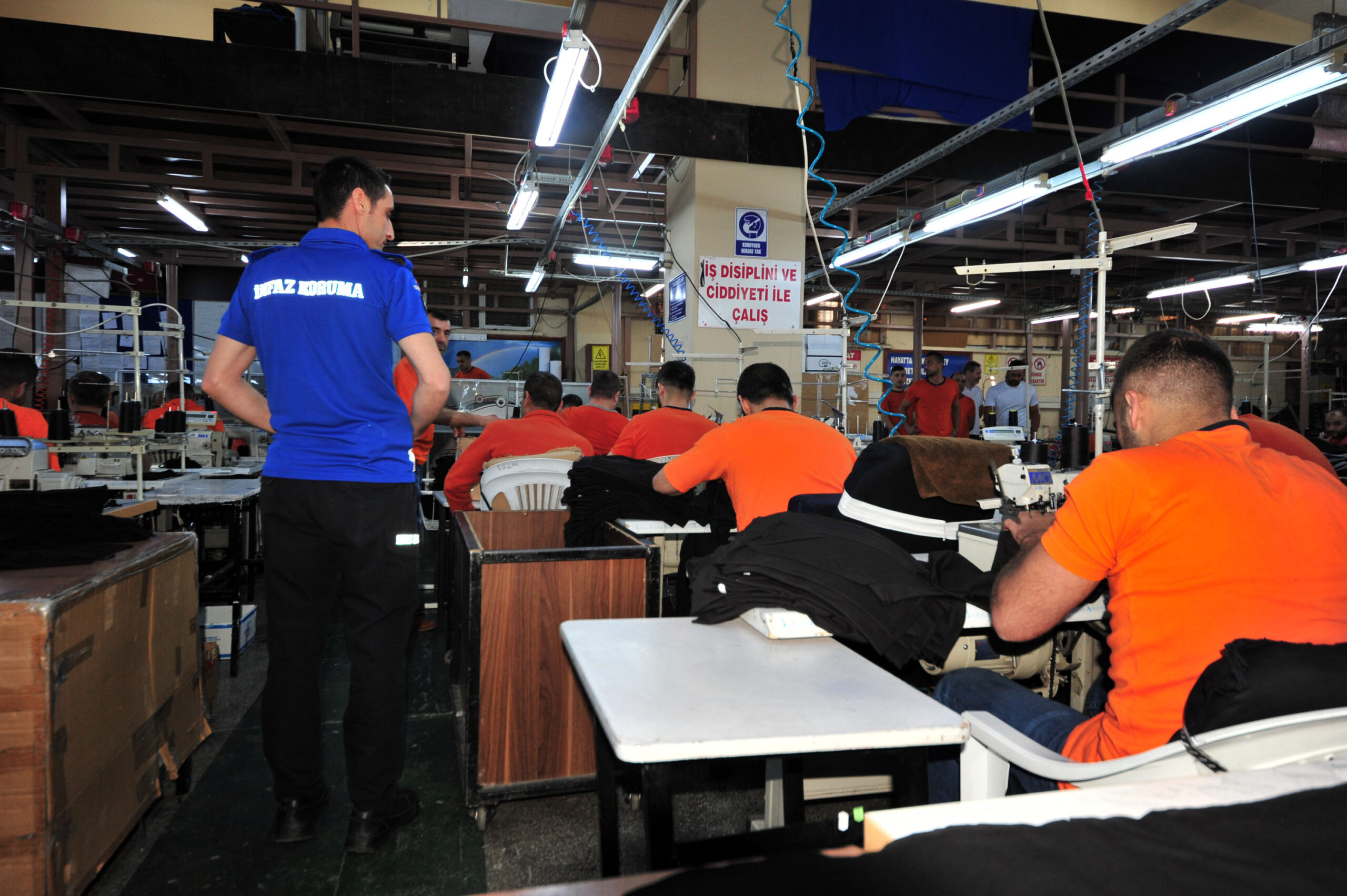 Bursa’da mahkumlar, infaz ve koruma memurlarının üniformalarını dikiyor