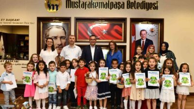 Mustafakemalpaşalı çocuklar atıklardan çilek yetiştirdi