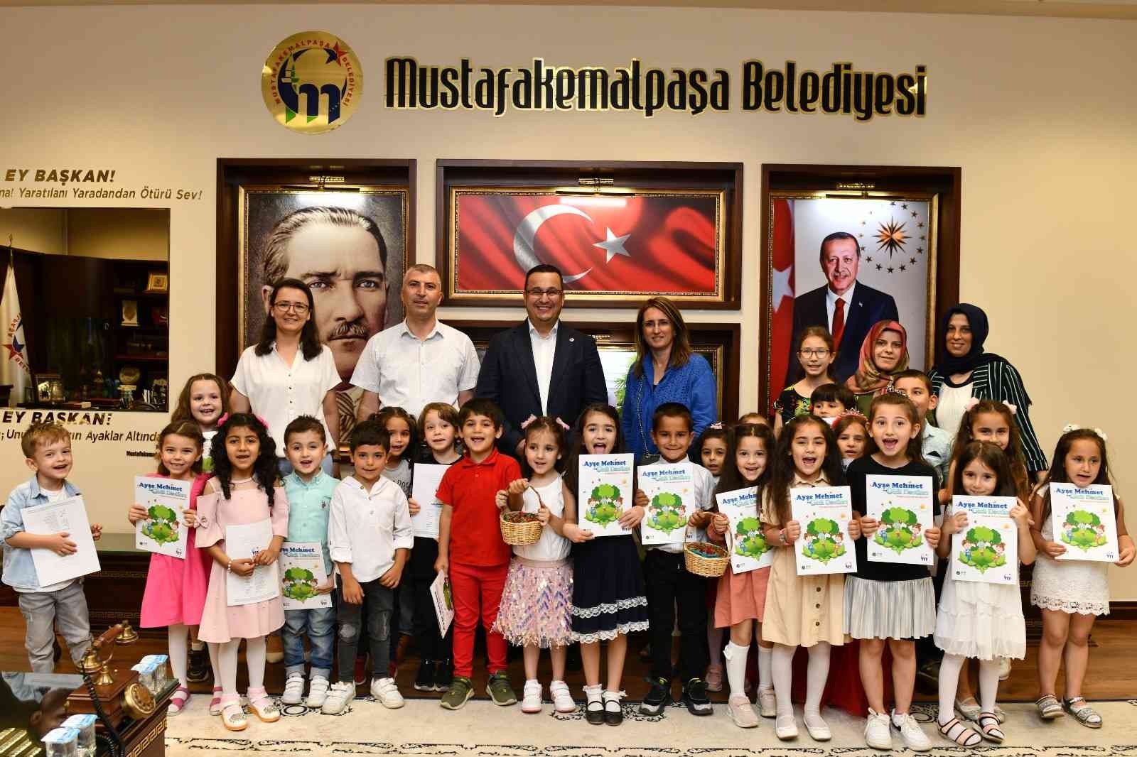 Mustafakemalpaşalı çocuklar atıklardan çilek yetiştirdi