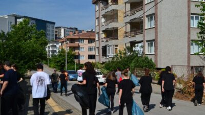 Bursa’da öğrenciler muhtarla buluştu, sokak sokak temizlik yaptı