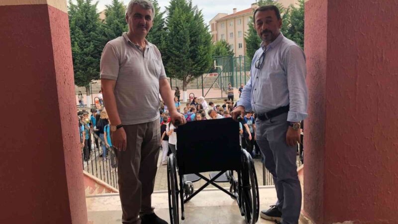 Bursa’da Türkiye’ye örnek olacak davranış! Bursa’nın Yenişehir ilçesinde bulunan Toki Orhangazi ortaokulu öğrencileri, engelliler için