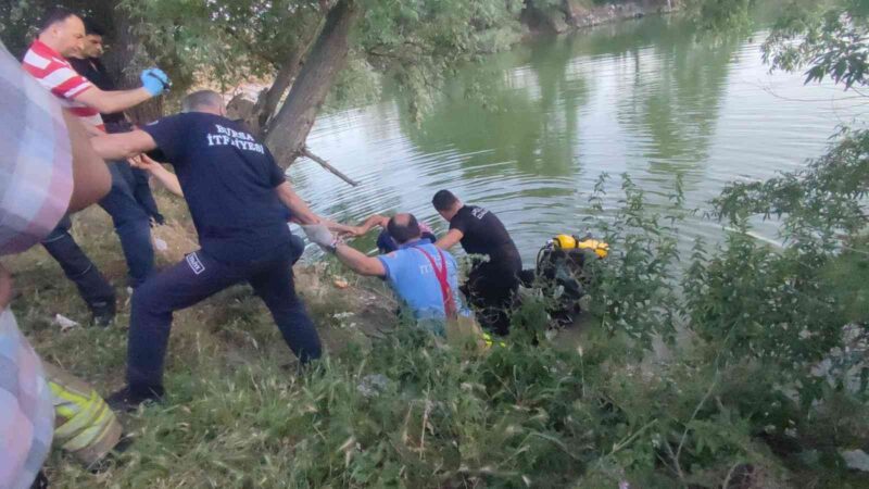 Bursa’da ölüme böyle gitti Bursa'da arkadaşlarıyla birlikte gölet kenarında oturan kişi, bir anda üzerini