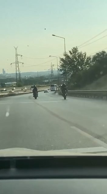 Bursa’da ölüme davetiye çıkartan motorcular kamerada