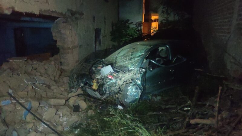 Bursa’nın Orhangazi ilçesinde evin duvarına çarpan otomobildeki kişi hayatını kaybetti.