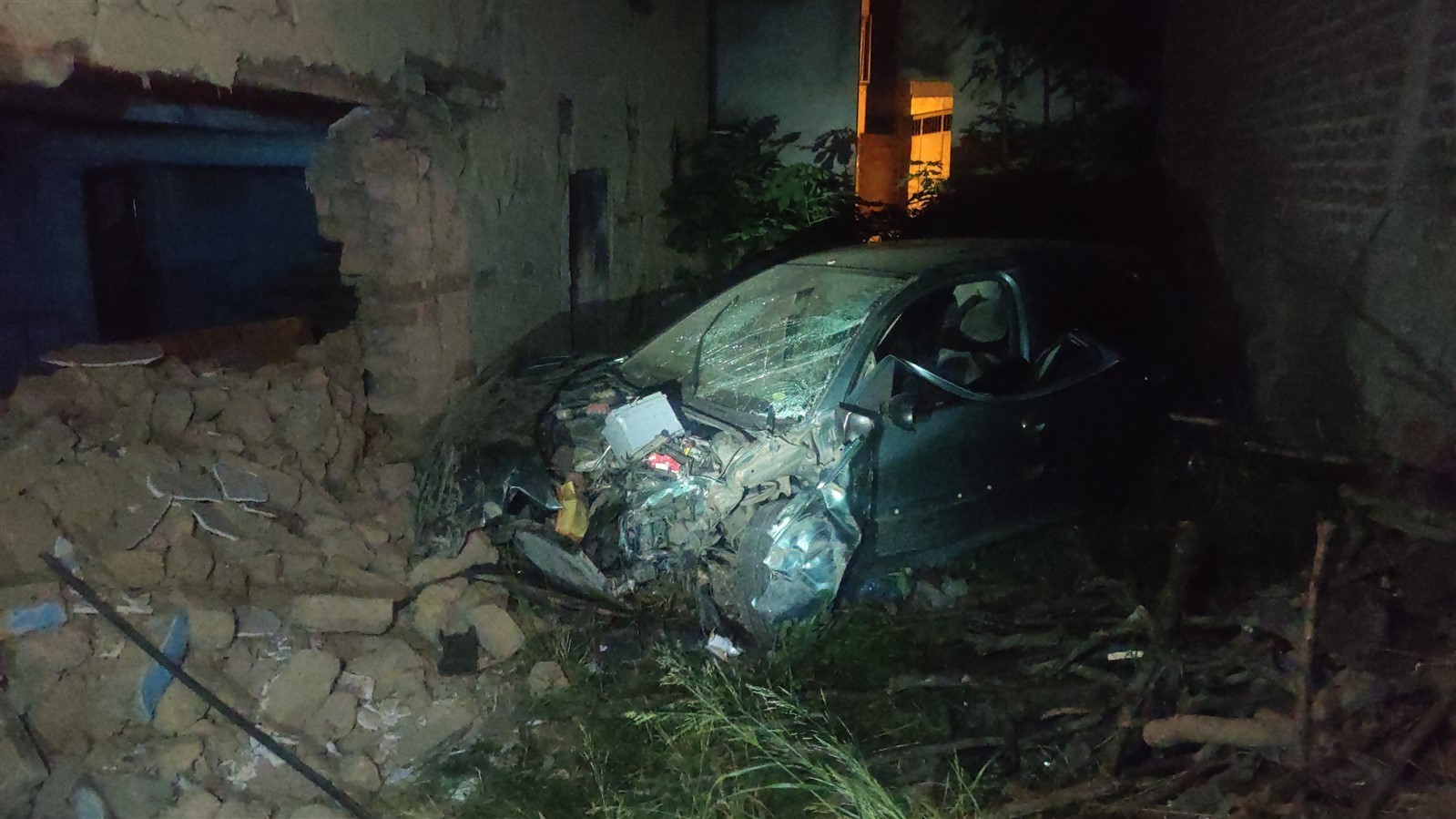 Bursa’da feci kaza! Evin duvarına çarpan otomobildeki kişi öldü…