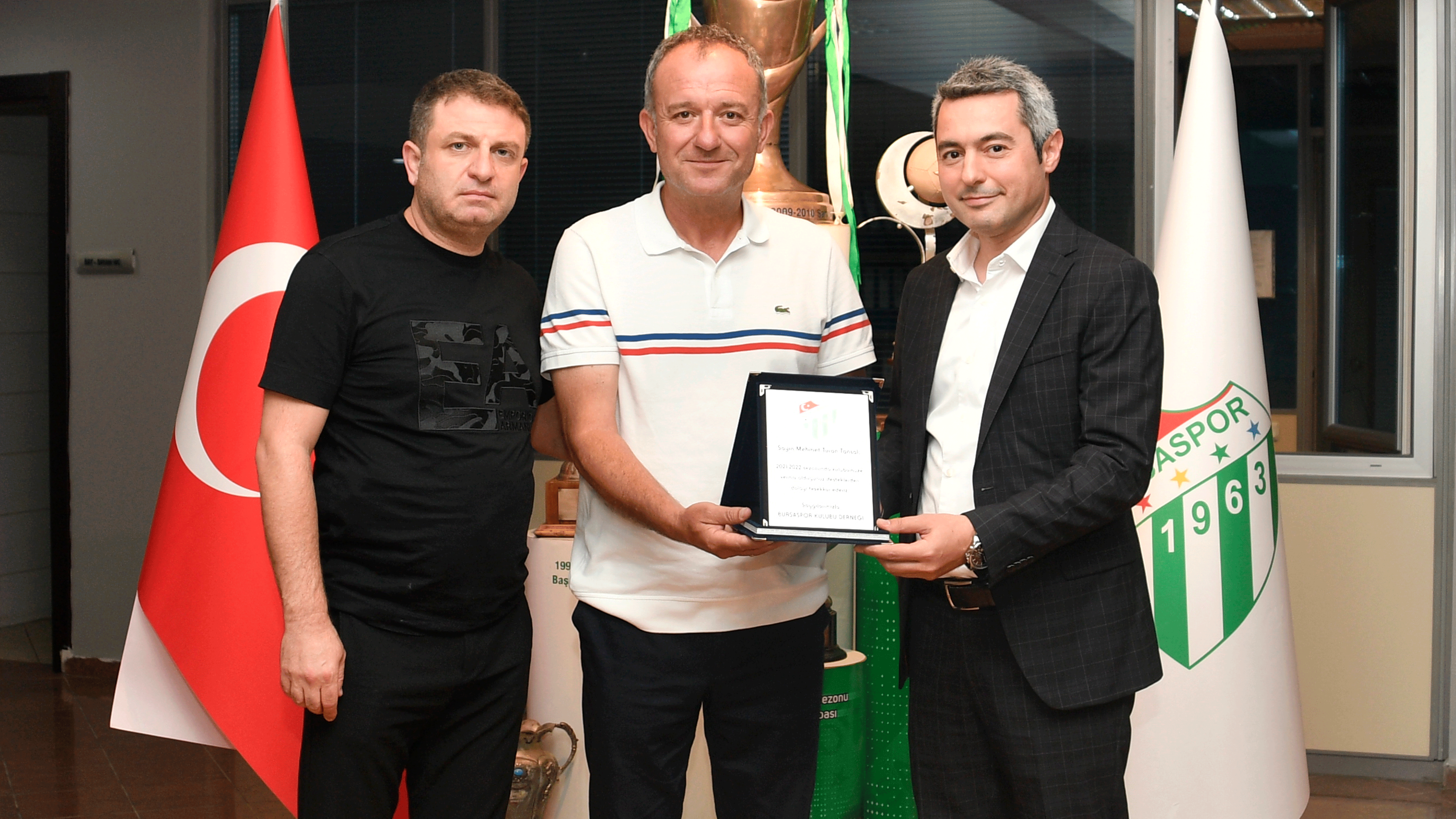 Bursaspor’dan o isimlere plaket!