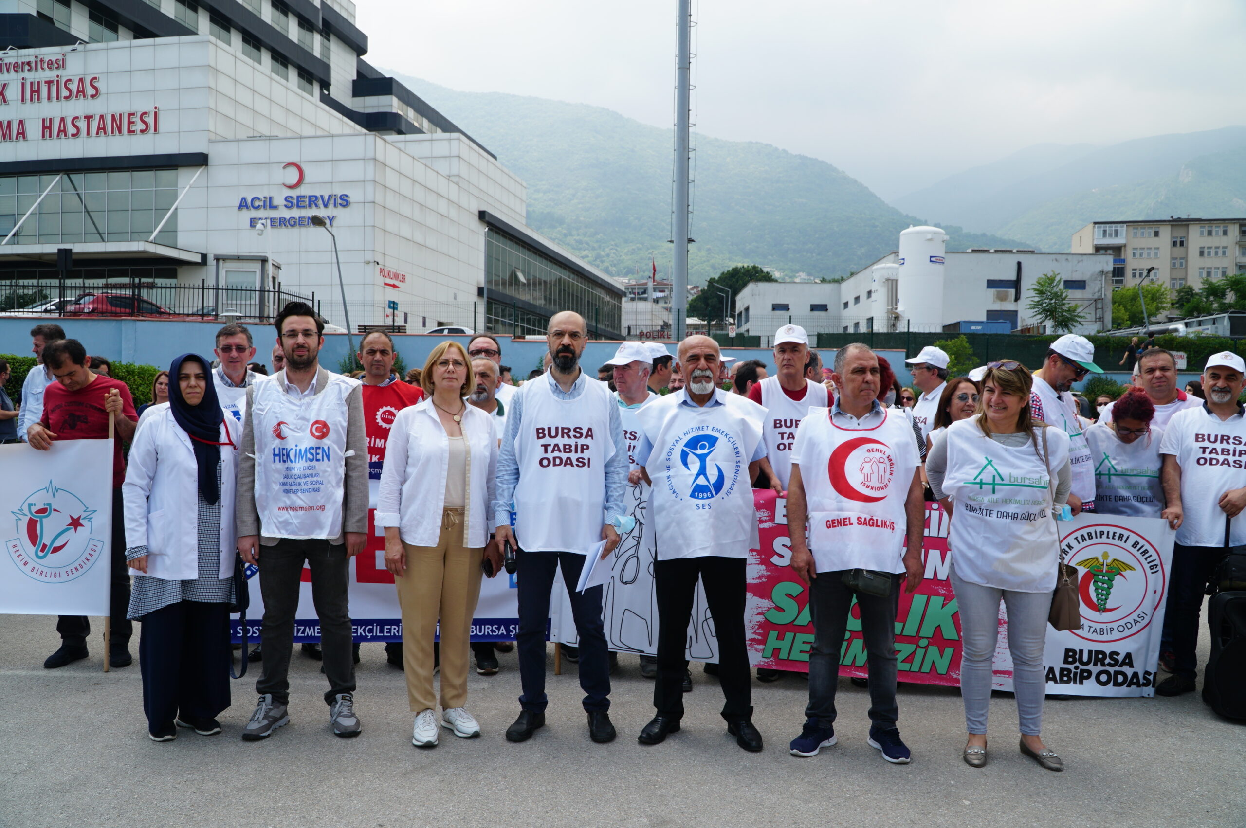 Bursa’da sağlık çalışanları iş bıraktı!