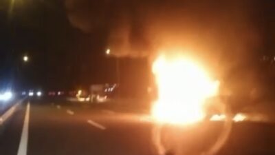 Bursa’da seyir halindeki kamyonet alev alev yandı