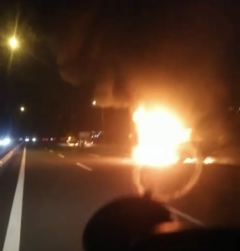 Bursa’da seyir halindeki kamyonet alev alev yandı