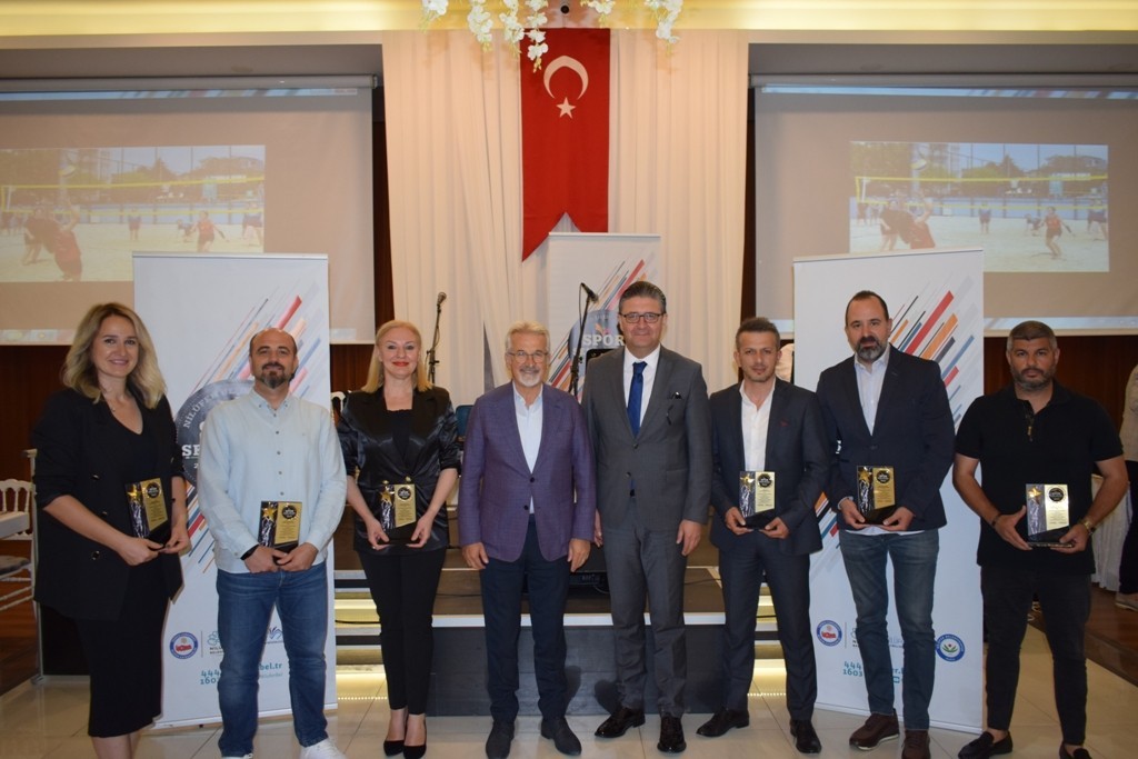 Spor Şenlikleri’nde görev alanlara teşekkür plaketi Spor Şenlikleri’nde görev alanlara teşekkür plaketi