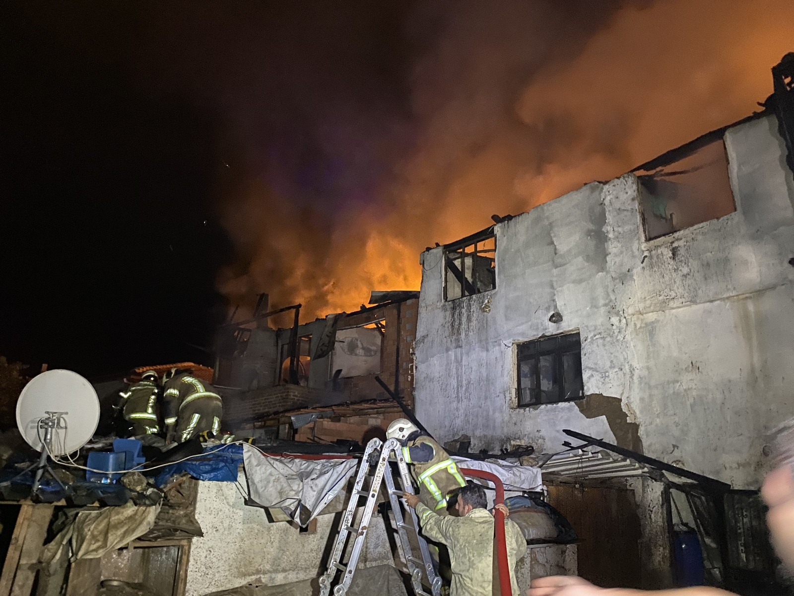 Bursa’da tekstil atölyesinde yangın çıktı: 2 ev kül oldu