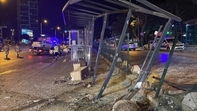 Makas dehşeti! Durağa daldı: Yaralılar var