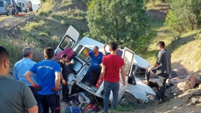 Minibüs şarampole devrildi: 4 ölü, 6 yaralı