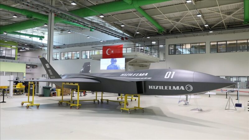 Baykar Teknoloji Lideri Selçuk Bayraktar, "Bayraktar Kızılelma"nın boyalı haliyle çekilen