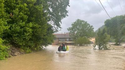 Kastamonu’da su baskını nedeniyle evlerinde mahsur kalanlar kurtarılıyor
