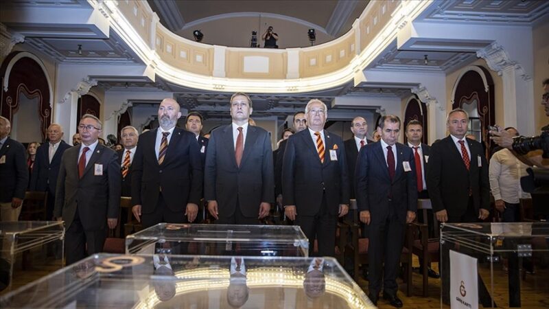 Galatasaray Kulübünün olağanüstü seçimli genel kurul toplantısı başladı.