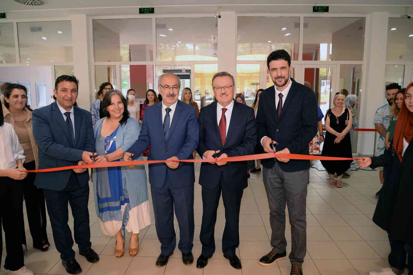 Üniversiteli öğrencilerden çini ve seramik sergisi Üniversiteli öğrencilerden çini ve seramik sergisi