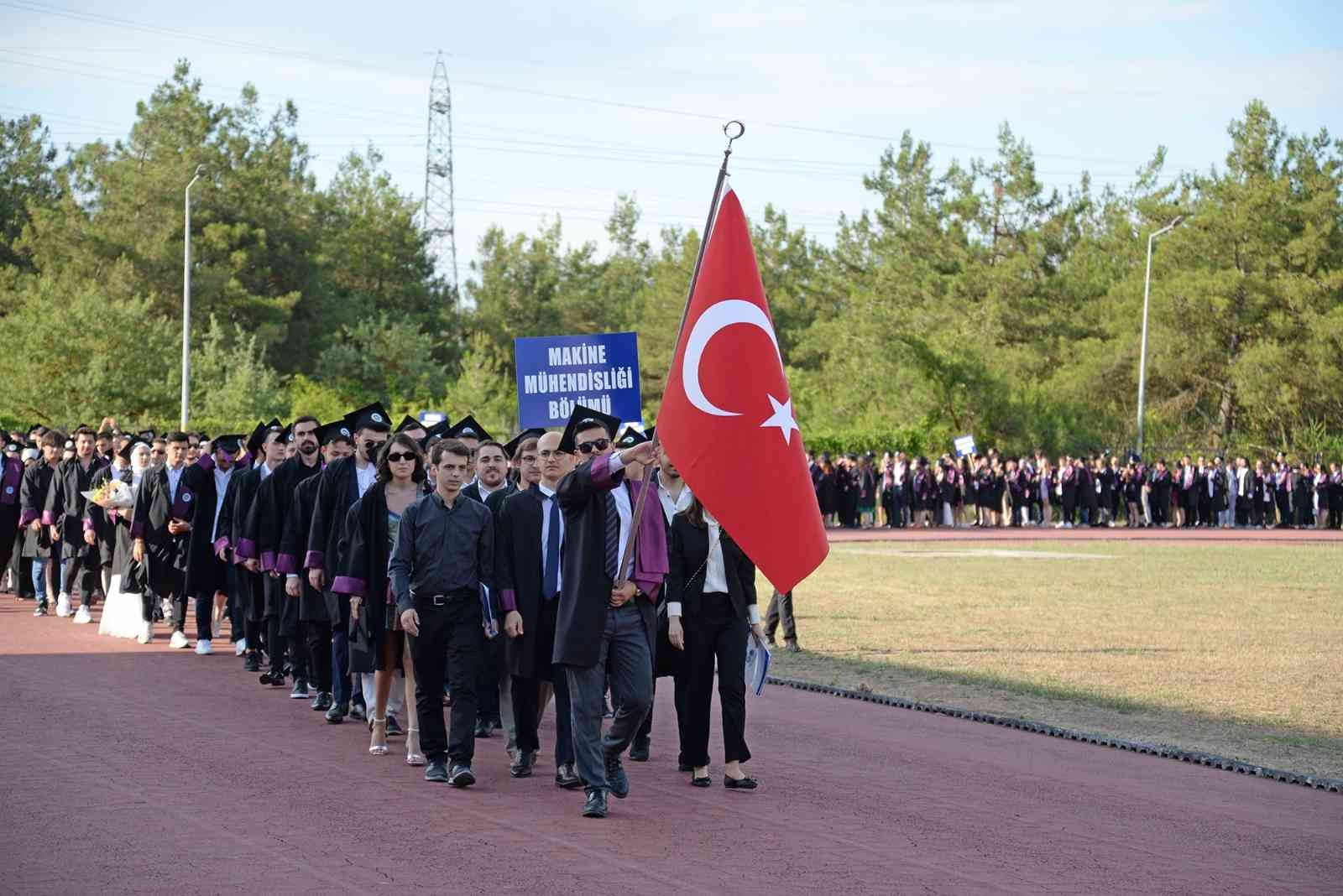 Yeni mühendislerin mezuniyet heyecanı Yeni mühendislerin mezuniyet heyecanı