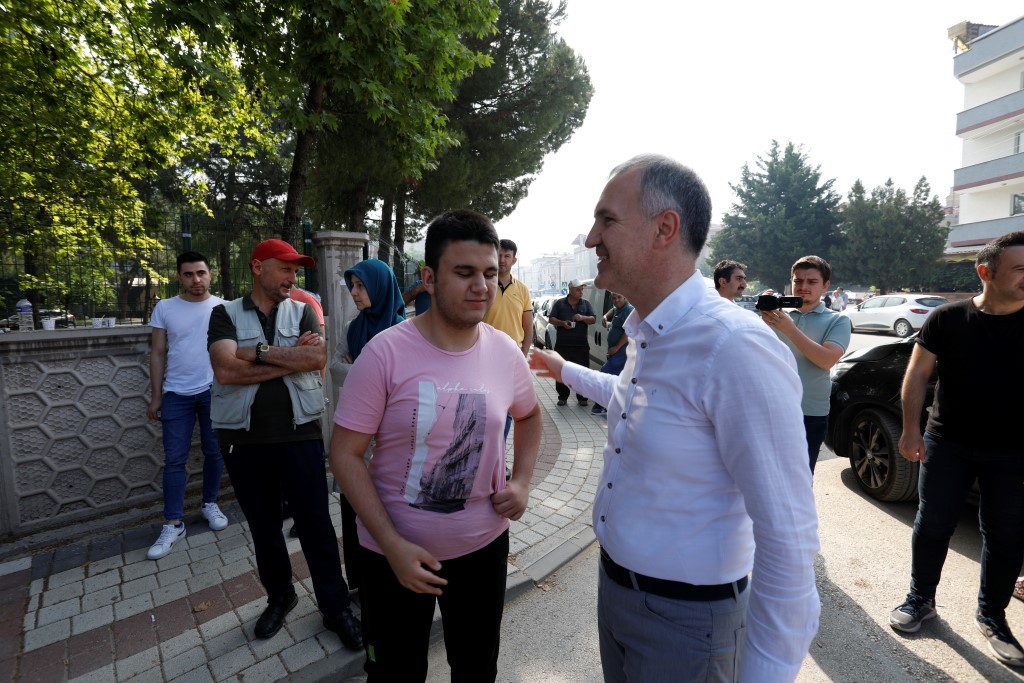 Bursa’da YKS’ye giren öğrencilere kahve, çay ve su ikramı