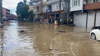 Yoğun yağış nedeniyle Çaydamar deresi taştı… Birçok iş yeri ve dükkan sular altında kaldı