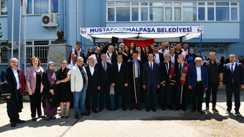Mustafakemalpaşa Belediye Başkanı Mehmet Kanar, eğitim hayatları boyunca yakın arkadaş