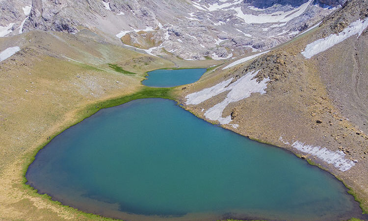 Tunceli'nin Ovacık ilçesindeki Mercan Dağları'nın 3 bin 100 rakımında yer