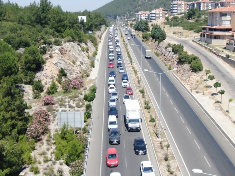 Bayram akını! 5 kilometreye uzandı, kuyruğun ucu bucağı görünmüyor