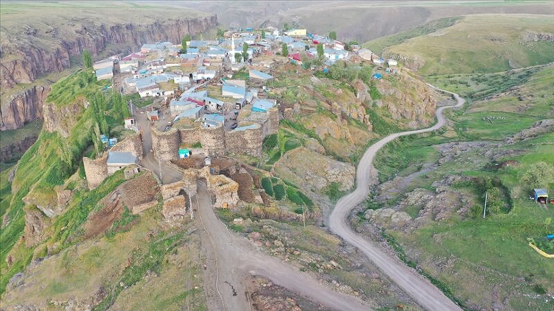 Yöre halkının yerleşim yerine tek giriş kapısı olan surlarla çevrili