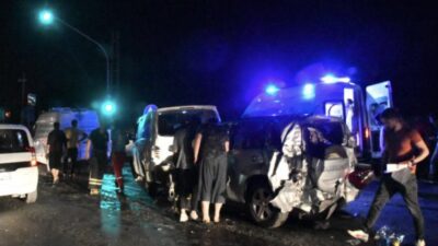 Kontrolden çıkan TIR kırmızı ışıktaki araçlara çarptı: 12 yaralı