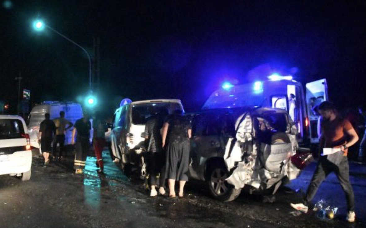 Kontrolden çıkan TIR kırmızı ışıktaki araçlara çarptı: 12 yaralı