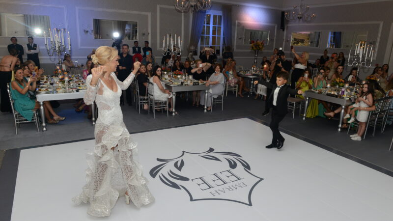 Ebru ve Mithat Sencer Sağlık çifti, küçük oğulları Emrah Efe'nin