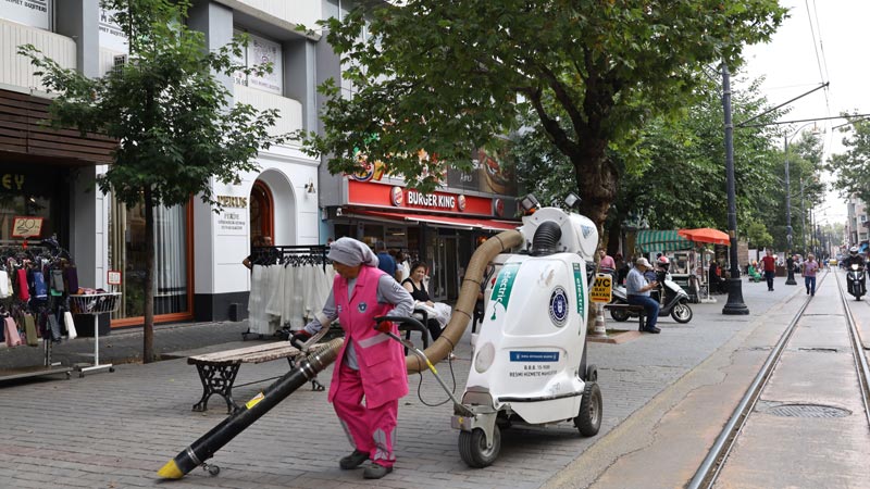 Bursa caddelerine kadın eli değiyor