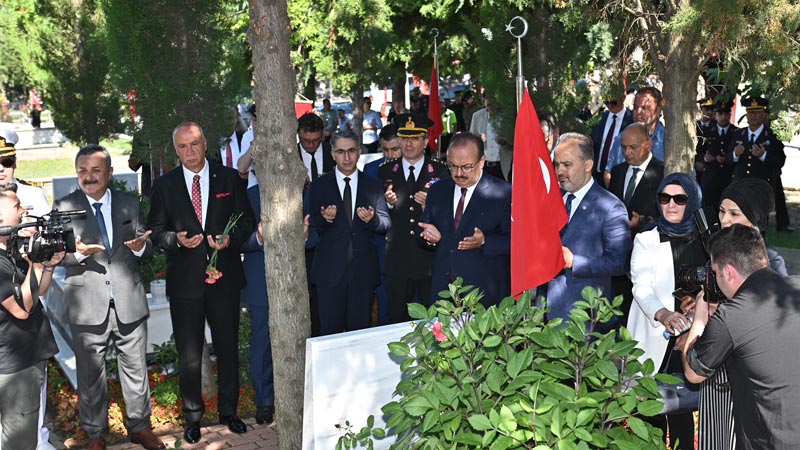 Bursa’da şehitlikte duygusal anma