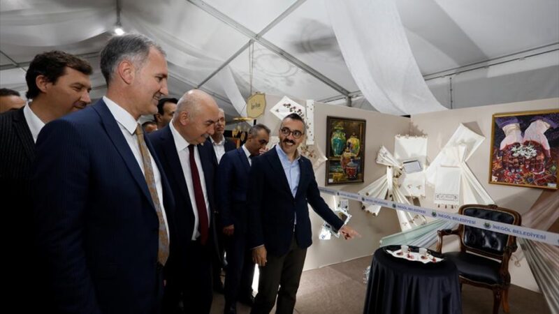 İnegöl’de festival çadırlarında el emeği ürünler sergilendi İnegöl Belediyesi 35. Kültür Sanat Festivali’nin bir diğer ayağı olan
