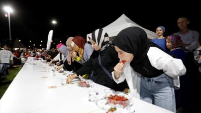 İnegöl’de Çilek Yeme Yarışması festivale renk kattı