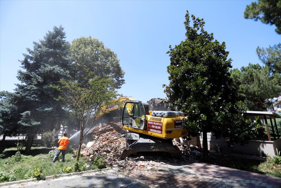 İnegöl’de kaymakamlık lojmanının yıkımı yapıldı