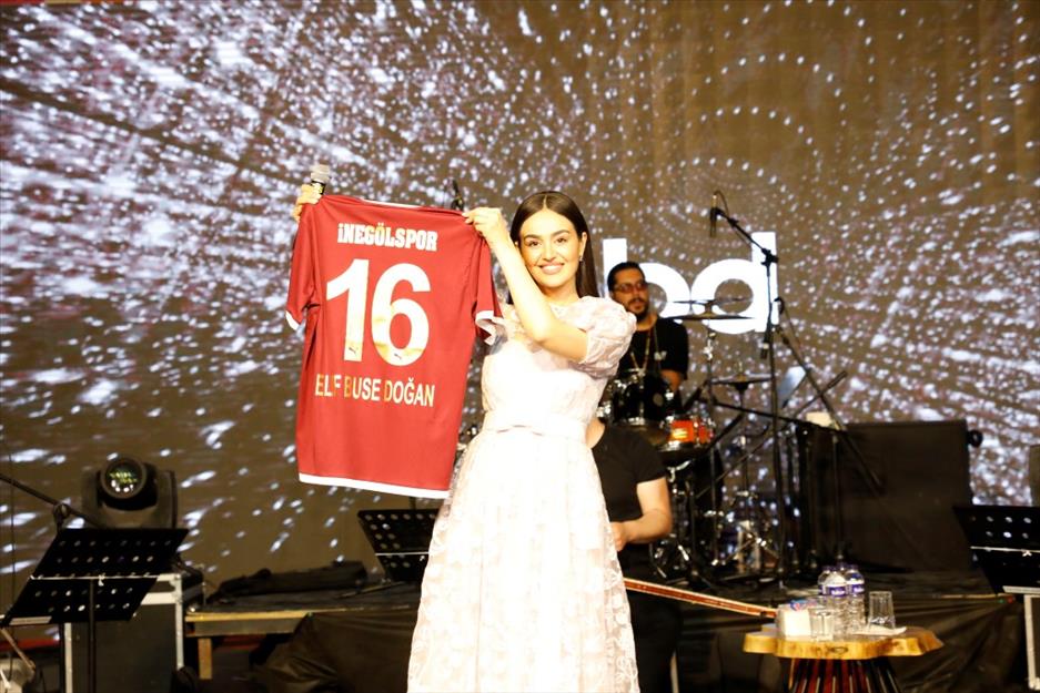 Kültür Sanat Festivali'nde Elif Buse Doğan rüzgarı esti 1 3422 kultur sanat festivalinde elif buse dogan ruzgari esti f6d53b70 a95f 4e27 b503 84122cac0c4f