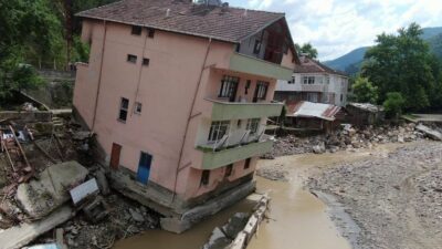 Pes dedirten ayrıntı! Selde yan yatan bina…