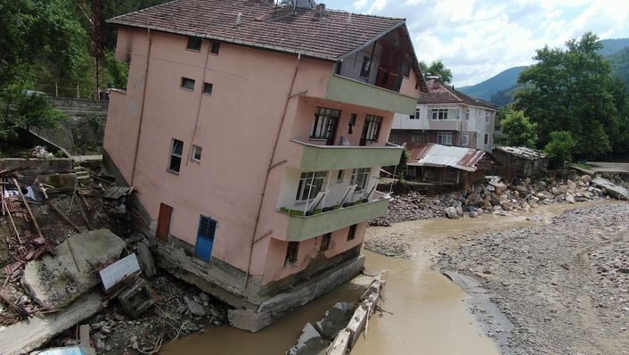 Pes dedirten ayrıntı! Selde yan yatan bina…