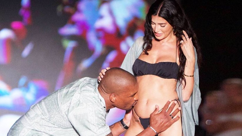 Defilede hamile olduğunu açıkladı